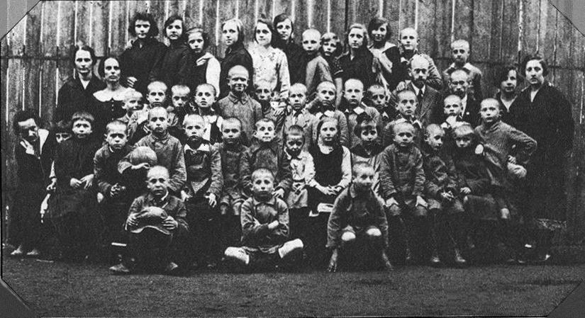 Janusz Korczak z dziećmi i personelem Domu Sierot w Pruszkowie (lata 20. XX wieku), https://pl.wikipedia.org/wiki/Janusz_Korczak#/media/Plik:Janusz_Korczak_-_Nasz_Dom_-_1920-28.jpg