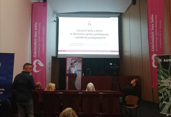 Małgorzata Murawska, pielęgniarka WHD, wygłosiła wykład pt. „Leczenie bólu u dzieci w domowej opiece paliatywnej – standardy postępowania”