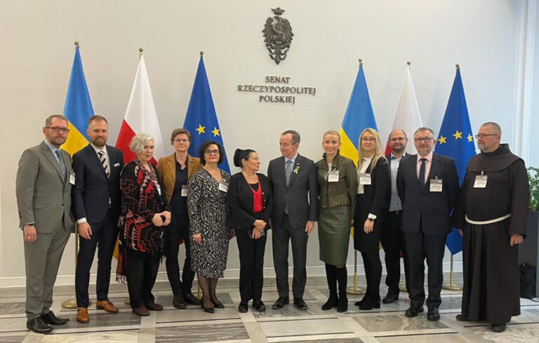 Uczestnicy spotkania w Senacie. Katarzyna Marczyk, prezes Fundacji WHD - trzecia od lewej.