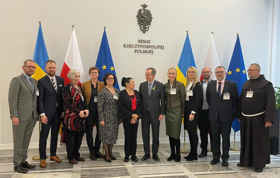 Uczestnicy spotkania w Senacie. Katarzyna Marczyk, prezes Fundacji WHD - trzecia od lewej.