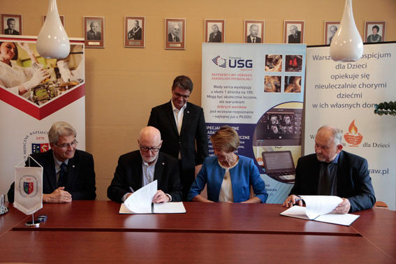 Od lewej: Z-ca Dyrektora ds. Klinicznych prof. dr hab. n. med. Wojciech Zgliczyński, Dyrektor prof. dr hab. n. med. Ryszard Gellert, prof. dr hab. n. med. Joanna Szymkiewicz-Dangel, Wice Prezes Fundacji WHD Ireneusz Kalisiak, z tyłu: Z-ca Dyrektora ds. Dydaktycznych i Naukowych dr hab. n. med. Wojciech Bik, prof. nadzw. w CMKP