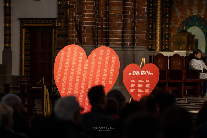 Na dwóch ustawionych pod ołtarzem sercach wypisano imiona i nazwiska wszystkich zmarłych pacjentów.