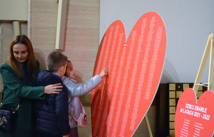 Na sercach ustawionych w pobliżu ołtarza wyspisane zostały imiona i nazwiska dzieci, które zmarły od początku powstania hospicjum.